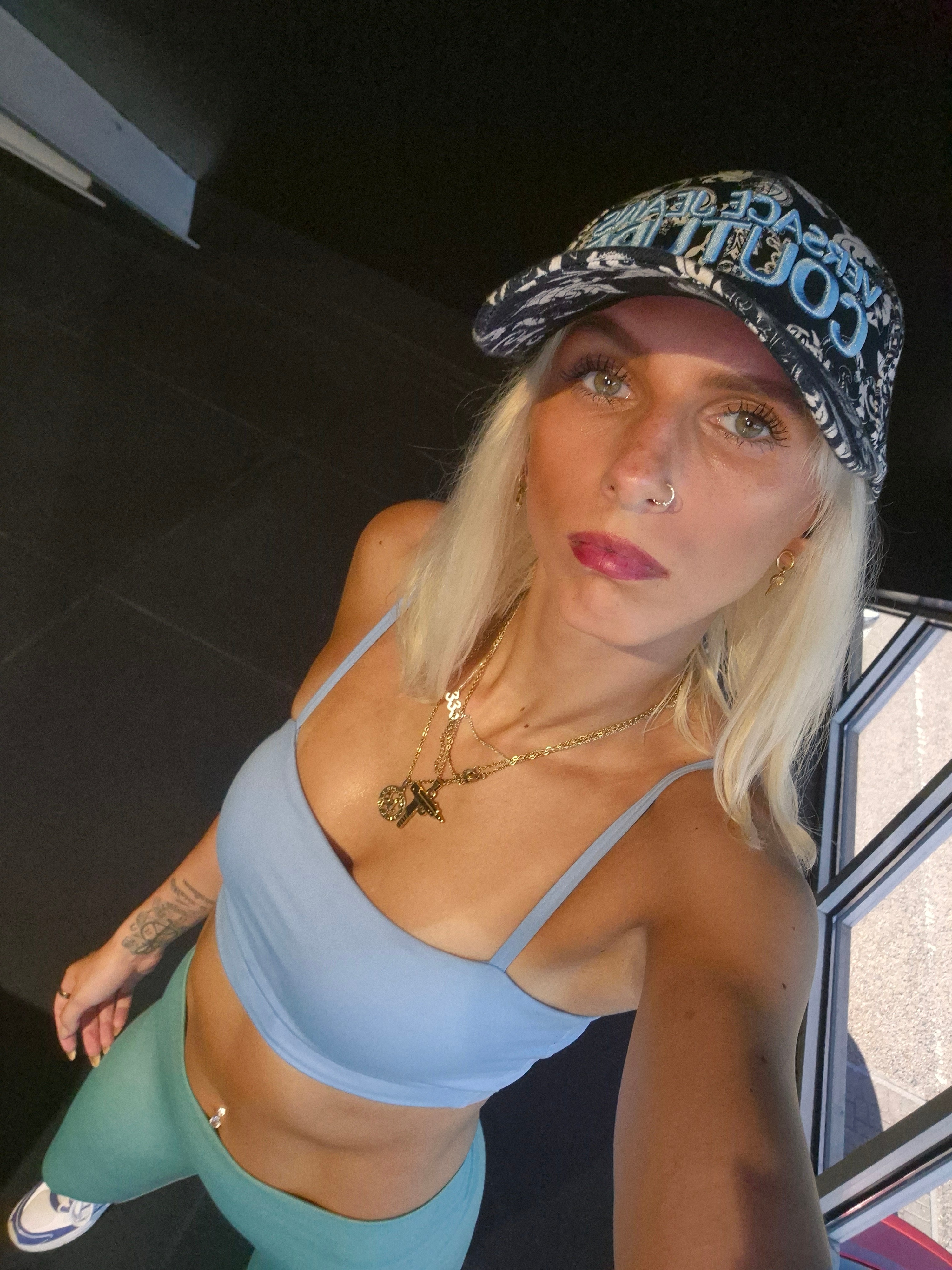 Emma in a night look with a cap